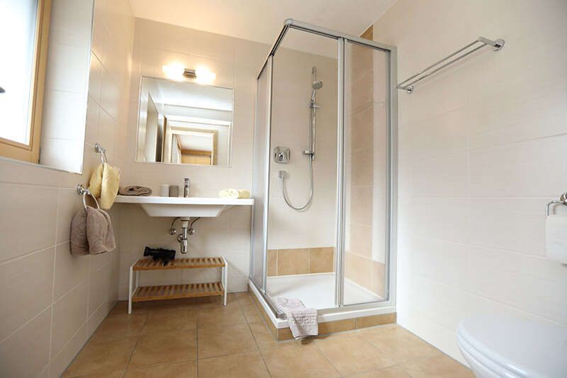 Shower and toilet in the double room in Haus Maria in Tirol