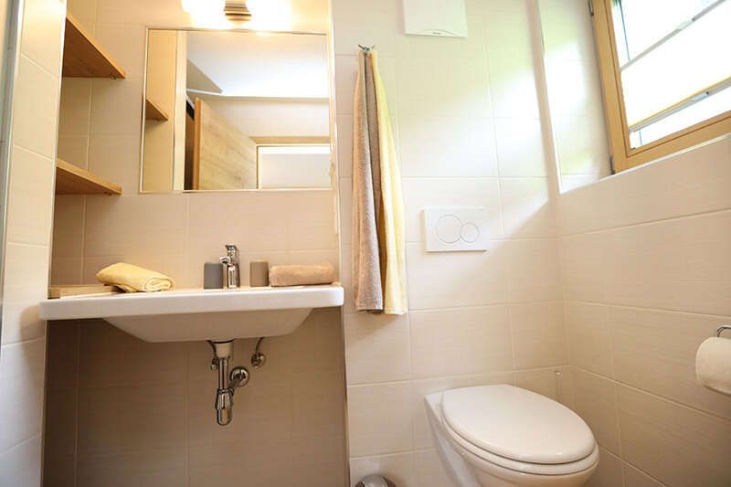 Bad mit WC im Doppelzimmer im Haus Maria