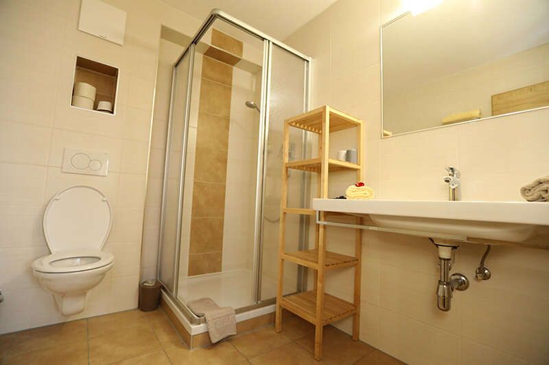 Badezimmer im Doppelbettzimmer im Haus Maria