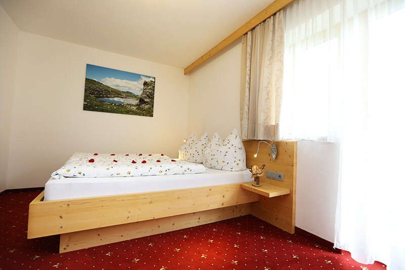 Zimmer mit Doppelbett und Balkon im Haus Maria in Gerlos
