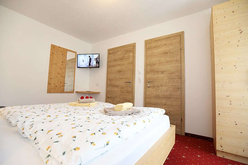 Fernseher im Doppelbettzimmer im Haus Maria