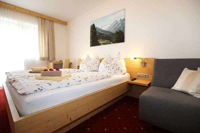 Doppelbettzimmer mit Balkon im Haus Maria im Zillertal