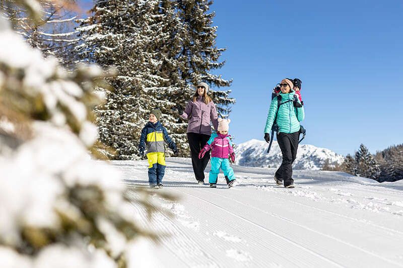 Winterwandern an der Almpromenade am Gerlosstein